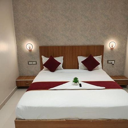 The Golden Palm Khajuraho Hotel ภายนอก รูปภาพ
