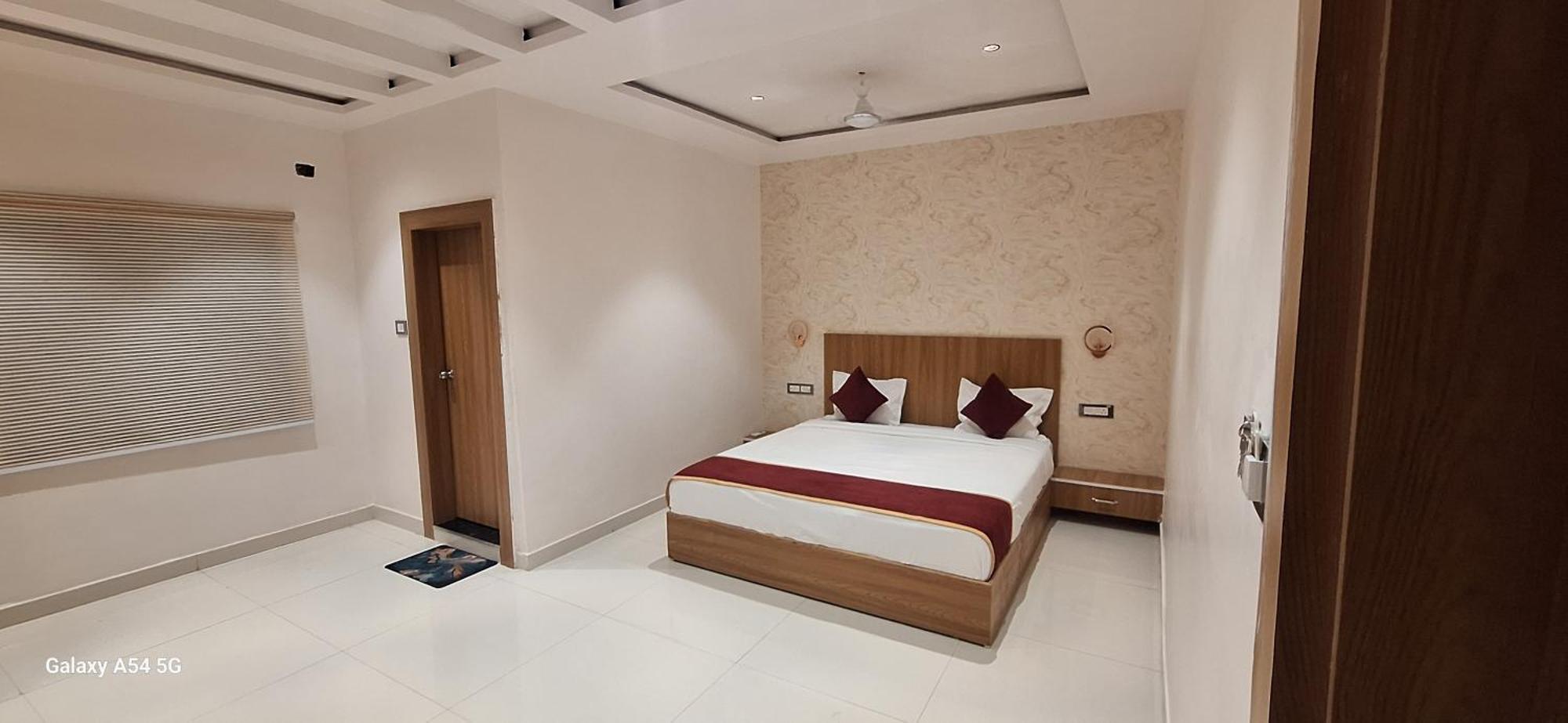 The Golden Palm Khajuraho Hotel ภายนอก รูปภาพ