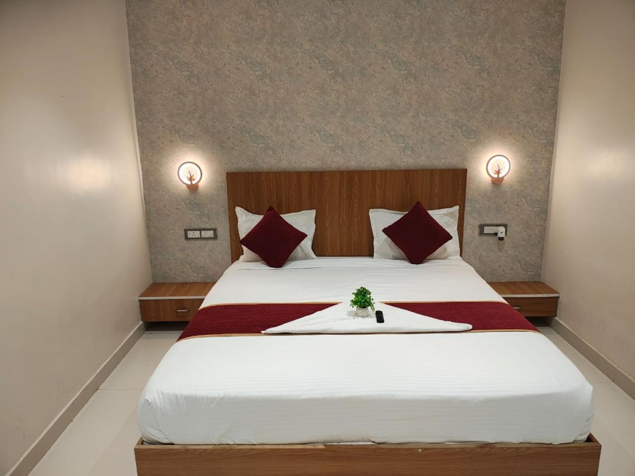 The Golden Palm Khajuraho Hotel ภายนอก รูปภาพ
