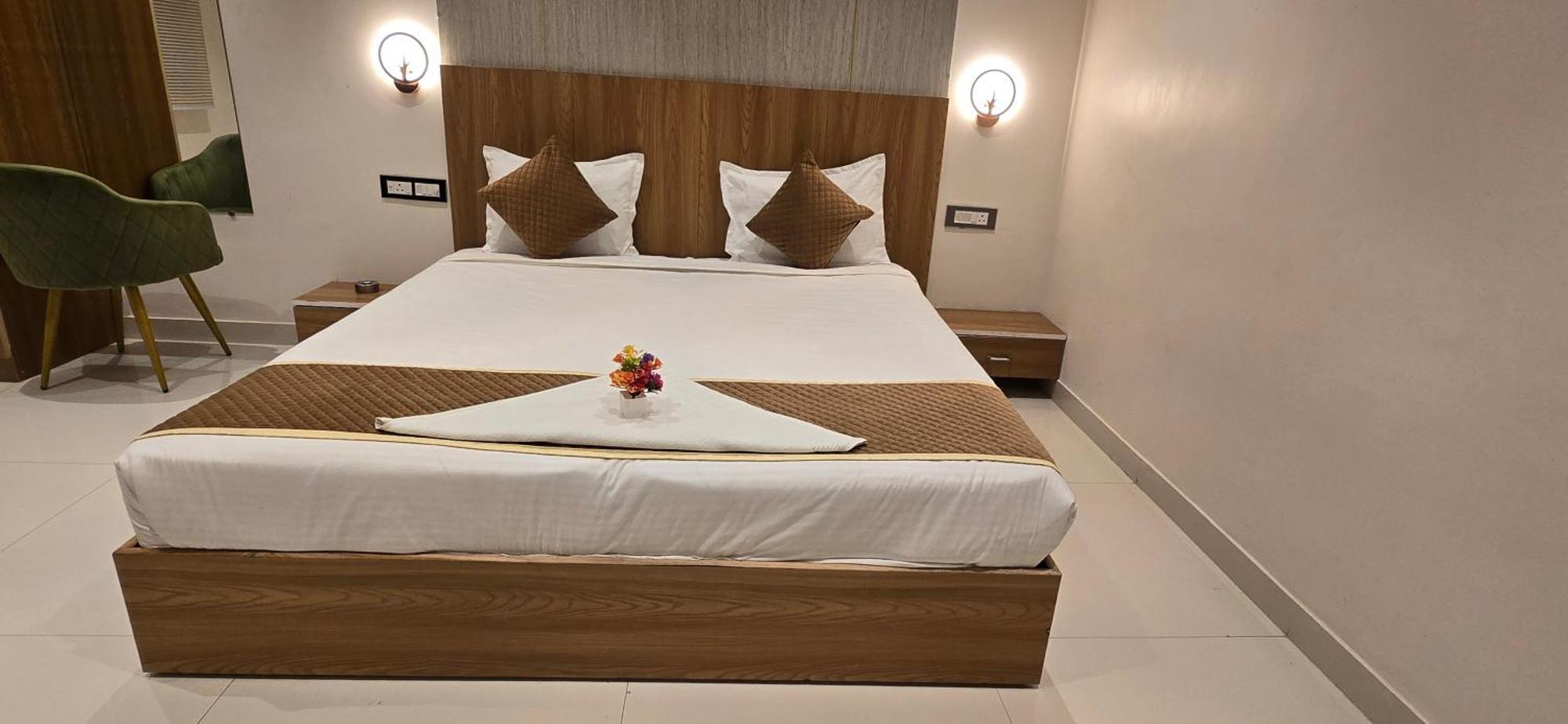 The Golden Palm Khajuraho Hotel ภายนอก รูปภาพ