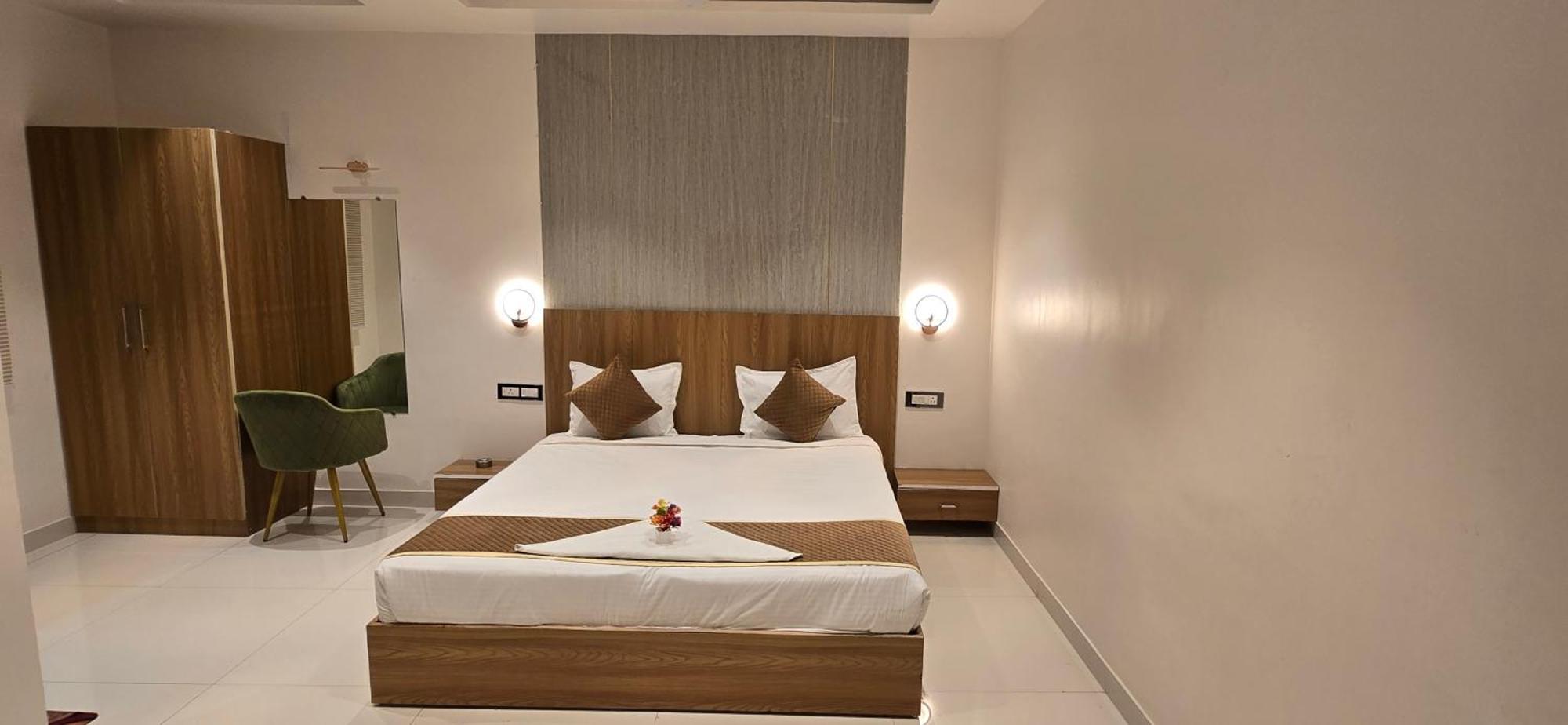 The Golden Palm Khajuraho Hotel ภายนอก รูปภาพ