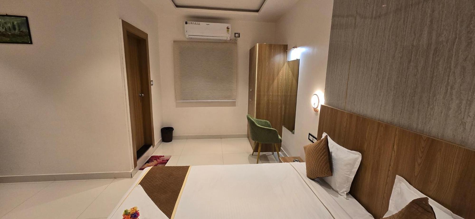 The Golden Palm Khajuraho Hotel ภายนอก รูปภาพ